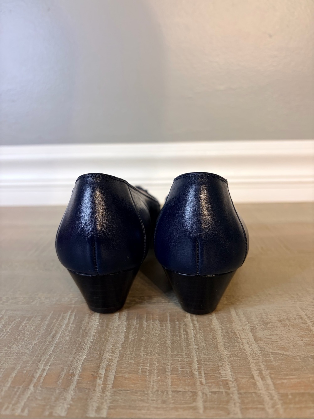 Salvatore Ferragamo Women’s Vintage Navy Blue Leather Tassle Loafers, Size 6.5 - Picture 5 of 8
